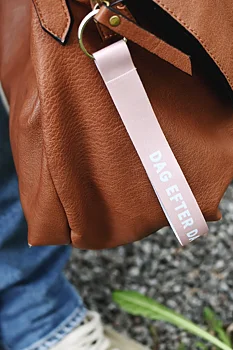 Kort nyckelband  Dag efter dag bär Han oss
