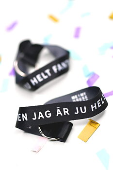 Kort nyckelband i svart: Men jag är ju helt fantastisk!