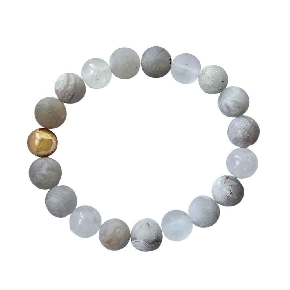 IAMLUND Bergfrost armband i Karma-kollektionen med bergskristall, snökvarts, agat och accentpärla i 24K guldpläterad mässing.