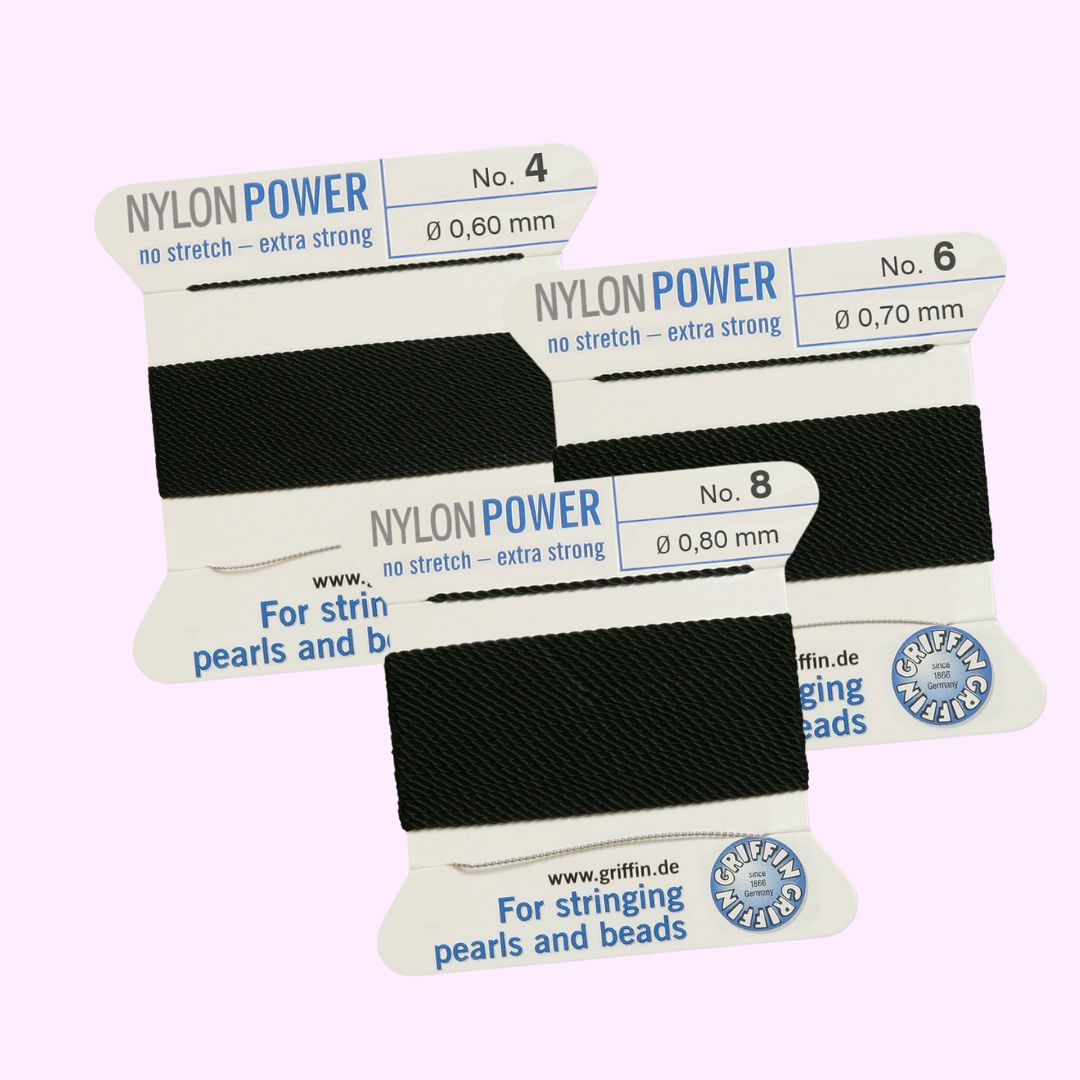 GRIFFIN Nylon Power svart pärltråd med nål i storlek 6 och 7.