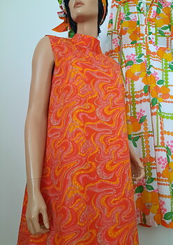 Ärmlös 60-talsklänning orange mönstrad ca storlek M, Vintage