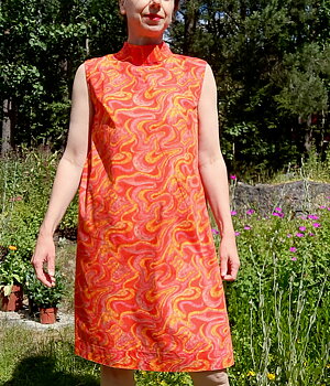 Ärmlös 60-talsklänning orange mönstrad ca storlek M, Vintage