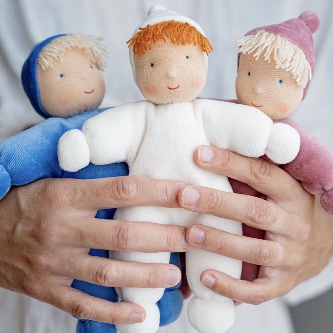 Lolo Cloud Waldorfdocka i naturmaterial  overalldocka från Käthe Kruse 