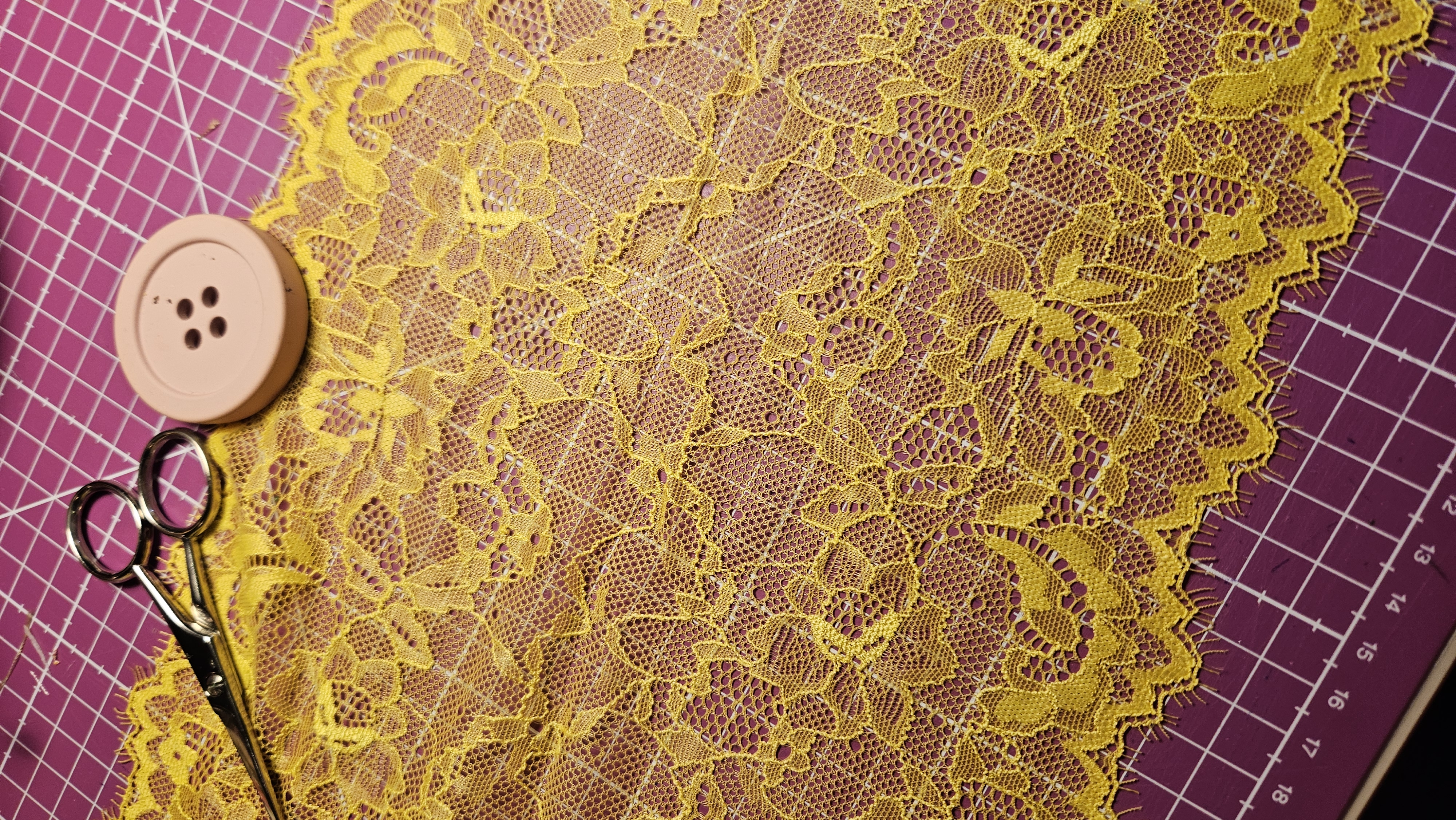 Stretch lace in sunshine yellow - 22 cm