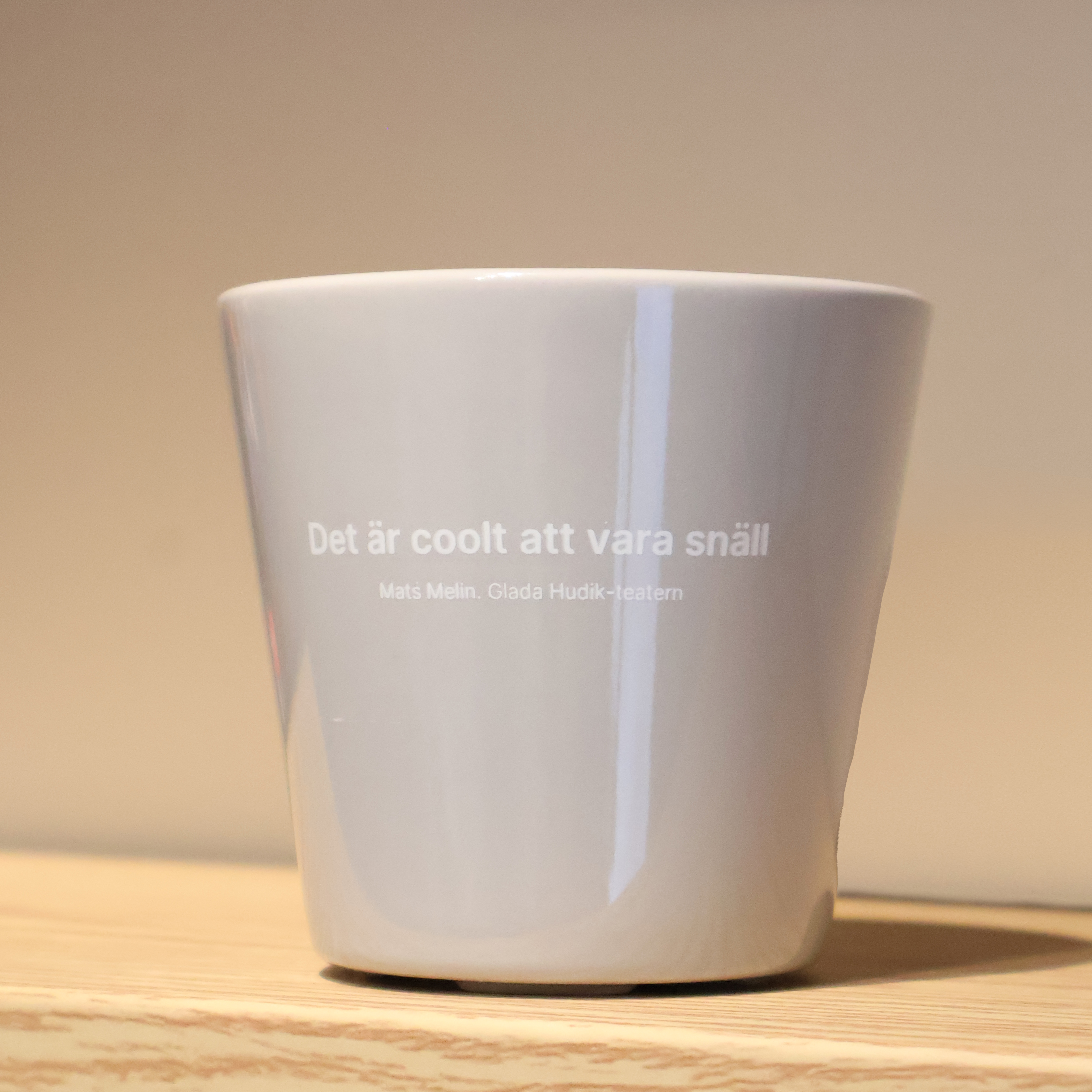 Mugg "Det är coolt att vara snäll" grå