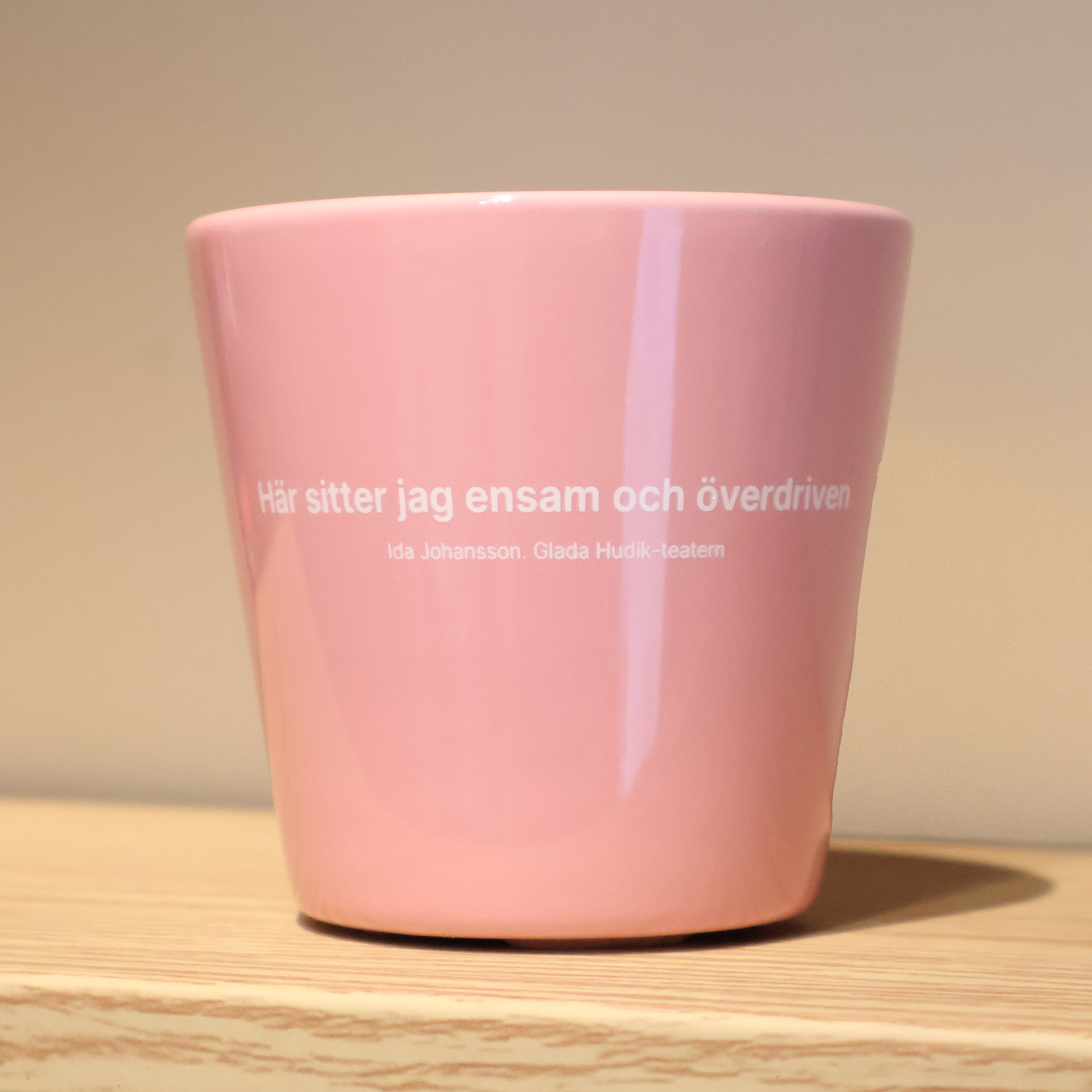 Mugg "Här sitter jag ensam och överdriven" rosa