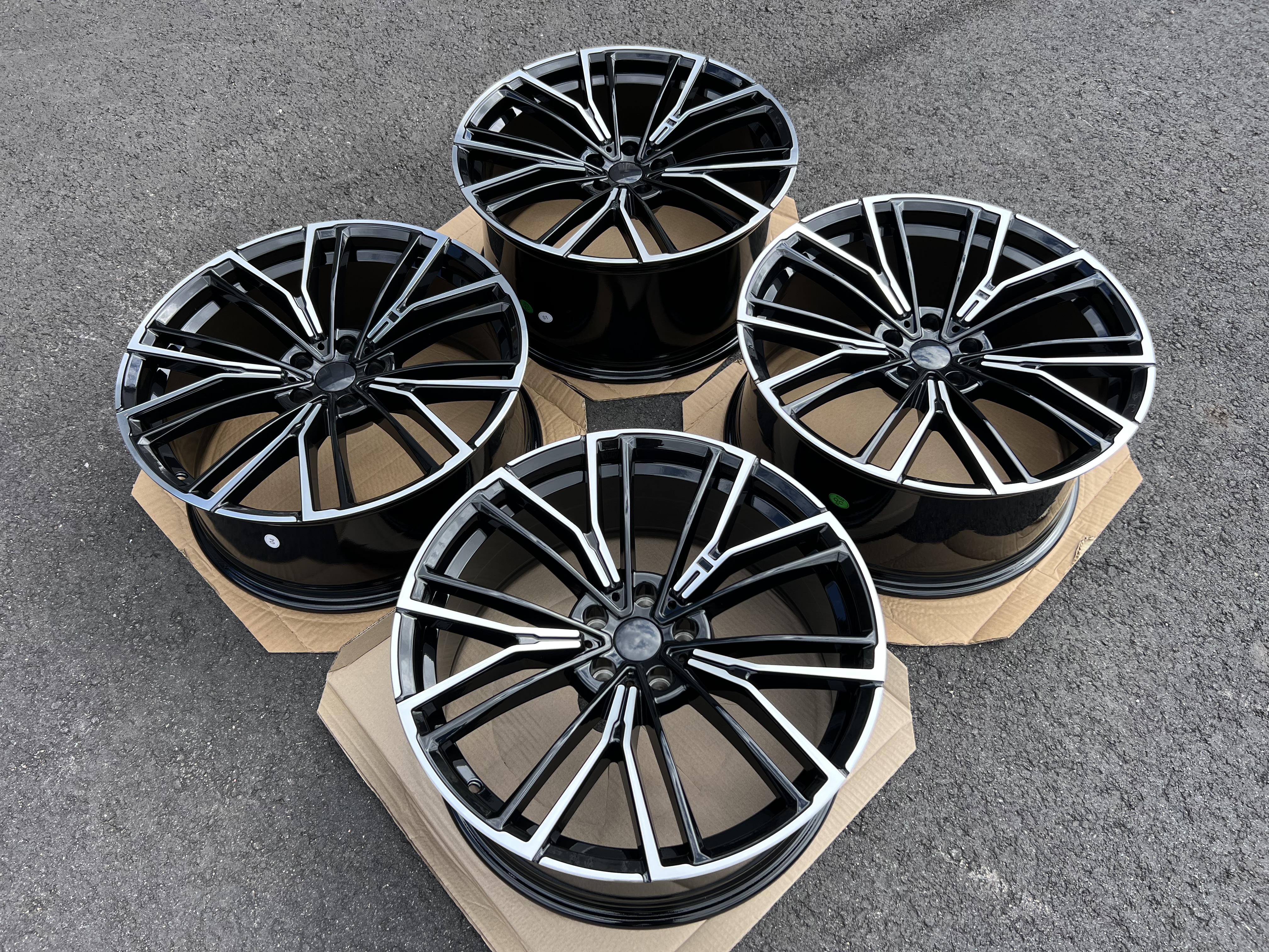 20" BM881 Gloss black/polished 5x112