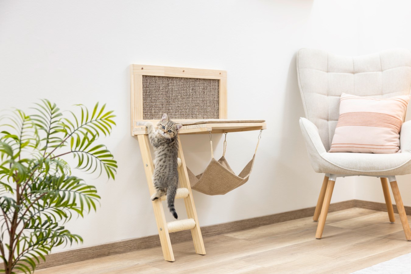 Kerbl Wooden Scratching Furniture with Sleeping Area - Brown - Easy to assemble