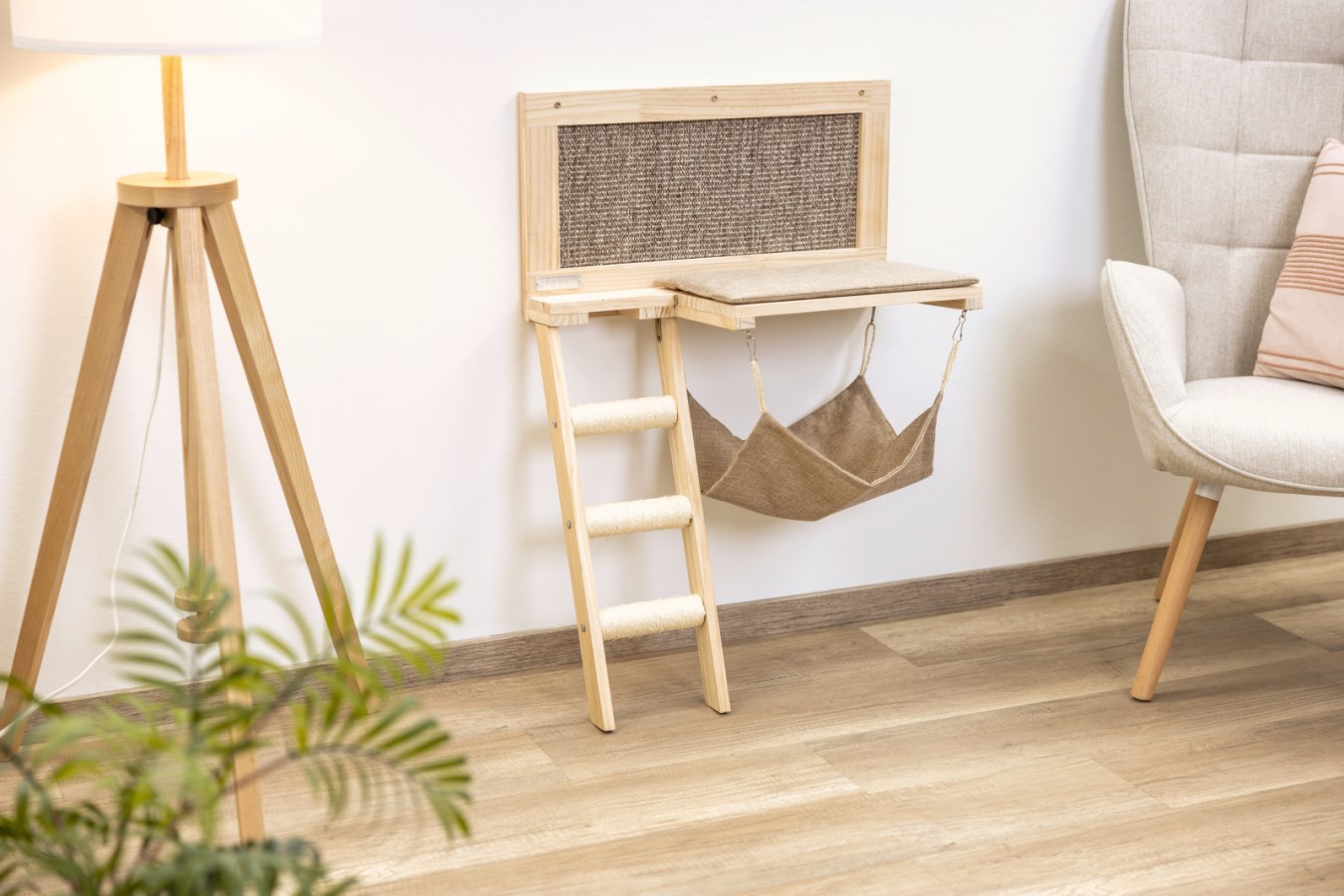 Kerbl Wooden Scratching Furniture with Sleeping Area - Brown - Versatile
