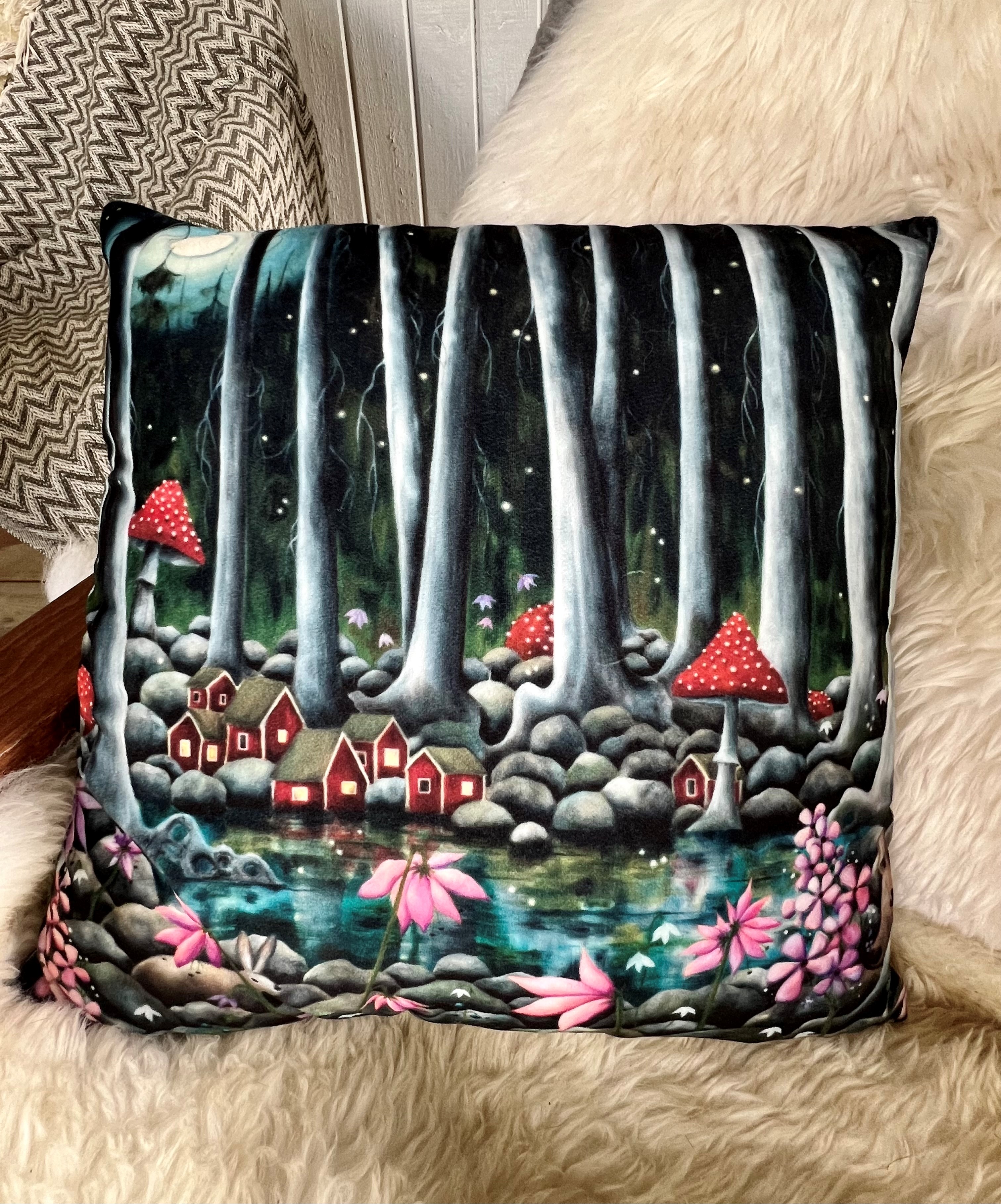 2 st kuddfodral i modellerna Förtrollande och Titta på oss! 40*40 cm. Ord. pris 1180 kr. OBS! Dessa två är de sista, först till kvarn!  - 2