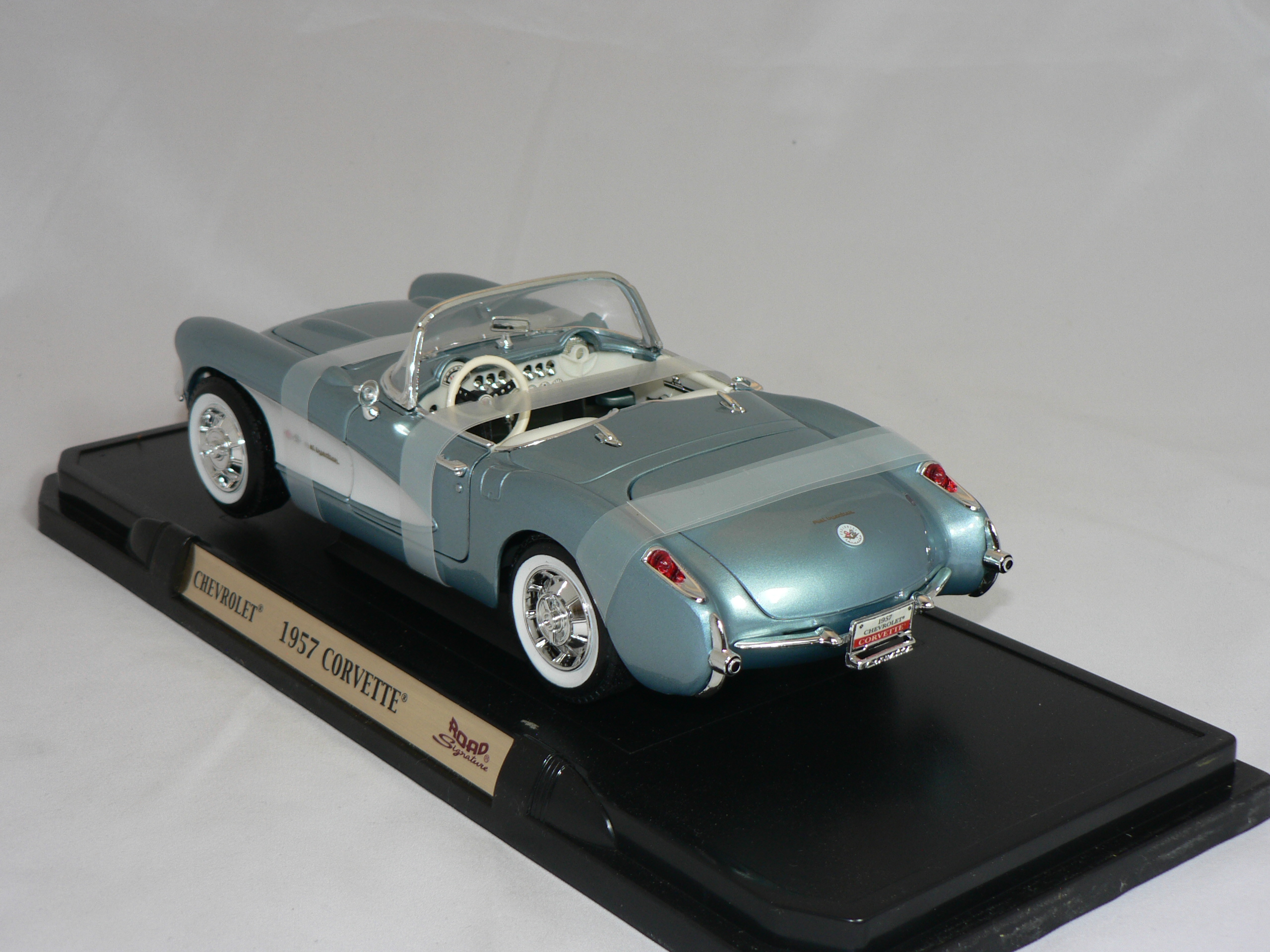 Chevrolet  Corvette   1957  1:18  Road Legends/Lucky Die Cast - 2