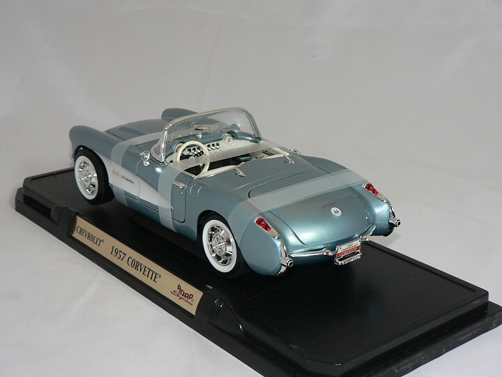 Chevrolet  Corvette   1957  1:18  Road Legends/Lucky Die Cast