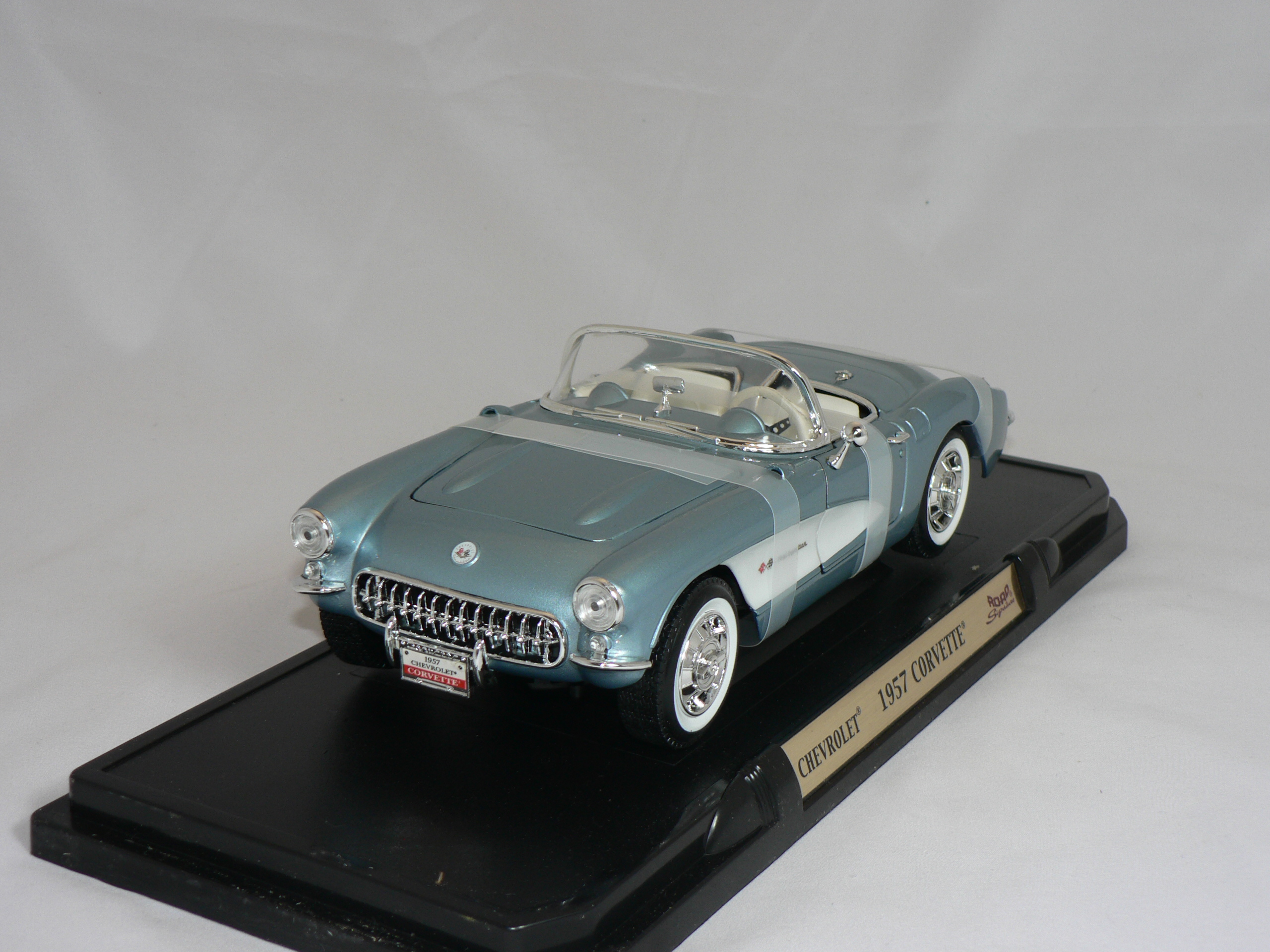 Chevrolet  Corvette   1957  1:18  Road Legends/Lucky Die Cast