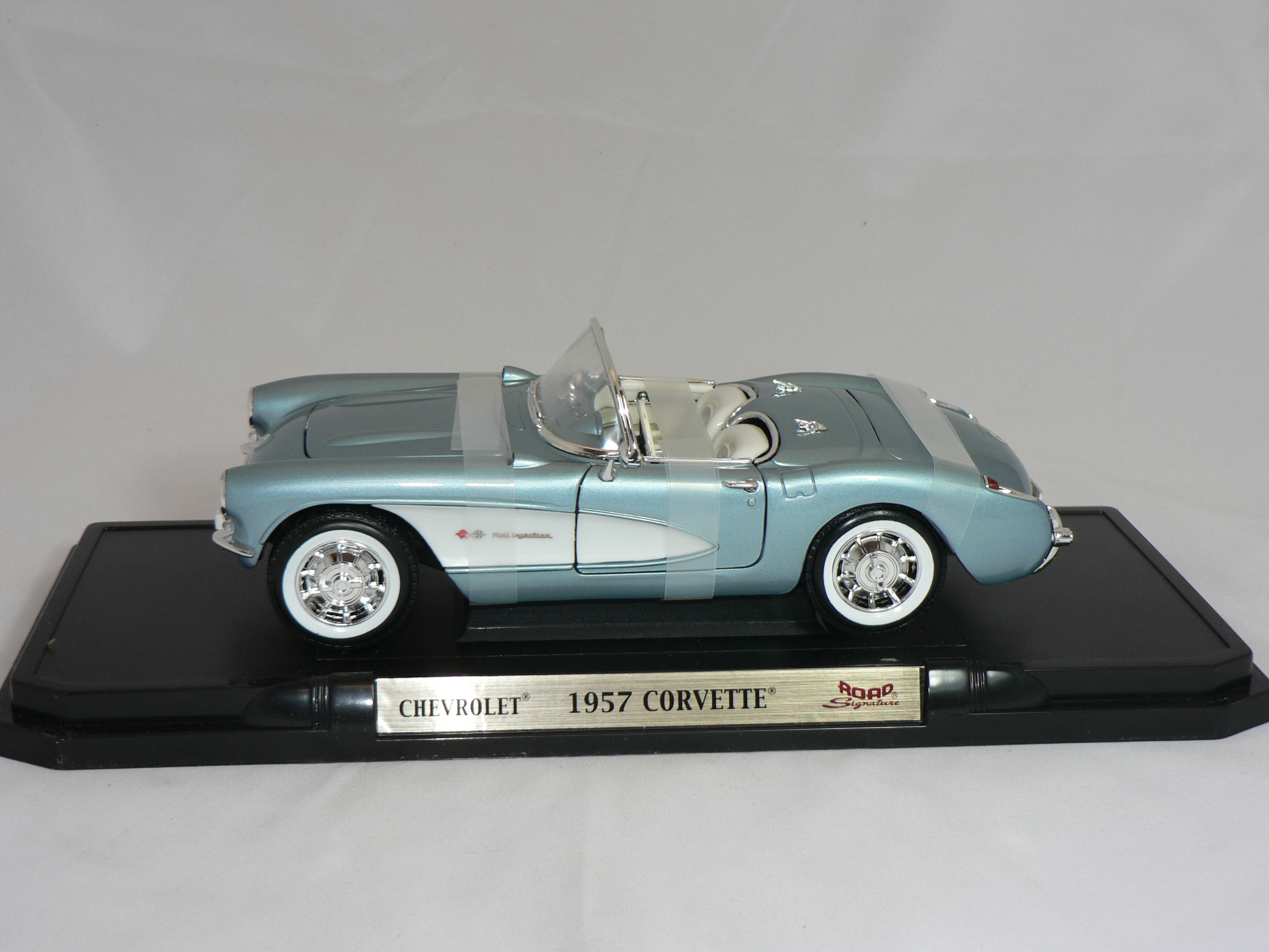 Chevrolet  Corvette   1957  1:18  Road Legends/Lucky Die Cast - 3
