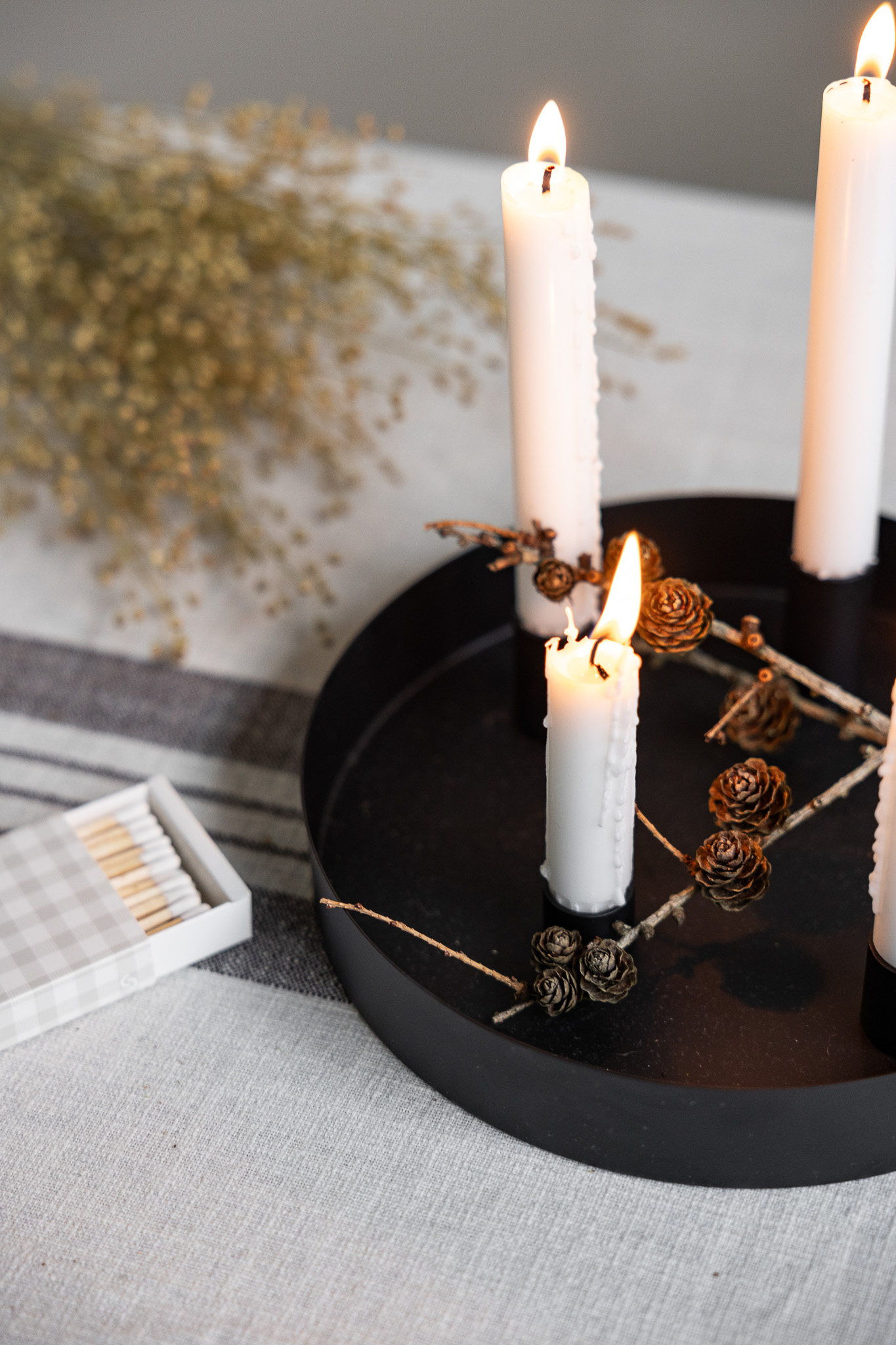 Sund - Small black round candle holder with magnetic candle holders - 24 x 24 x 4 cm - 2