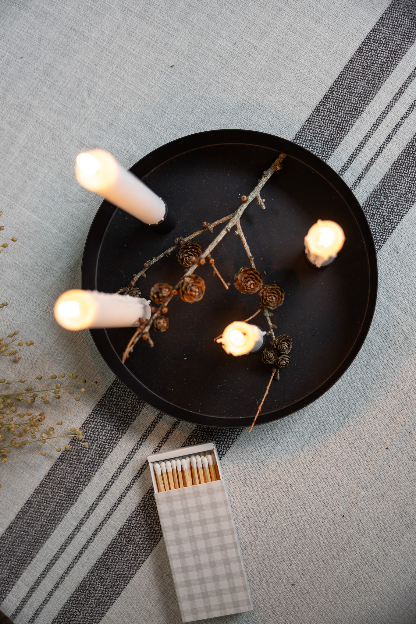 Sund - Small black round candle holder with magnetic candle holders - 24 x 24 x 4 cm - 3