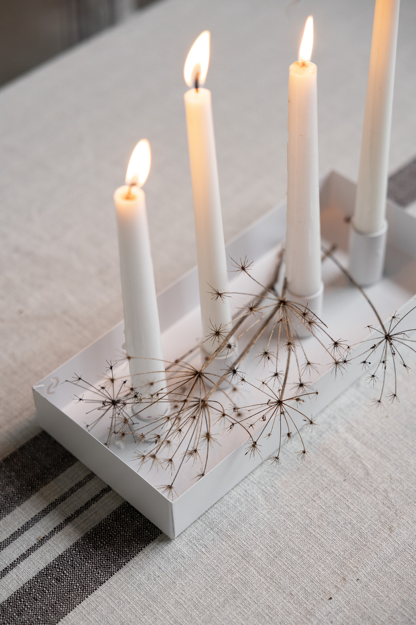 Sund - Small white candle holder with magnetic candle holders - 30 x 13 x 4 cm - 2