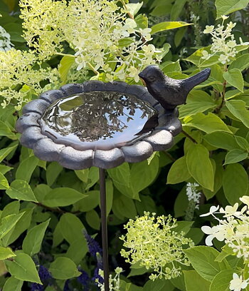 Fågelbad i gjutjärn med fågel på blomma 78 cm
