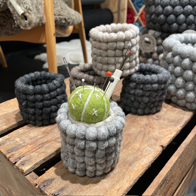Mini Kruka / Behållare av Ullbollar i Mörkgrått - 11