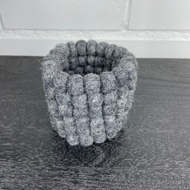Mini Kruka / Behållare av Ullbollar i Mörkgrått