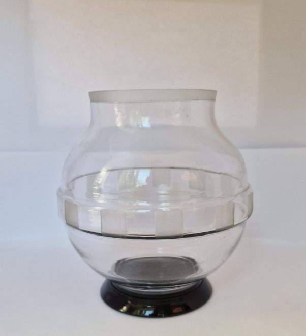 Art decó glass vase on black foot