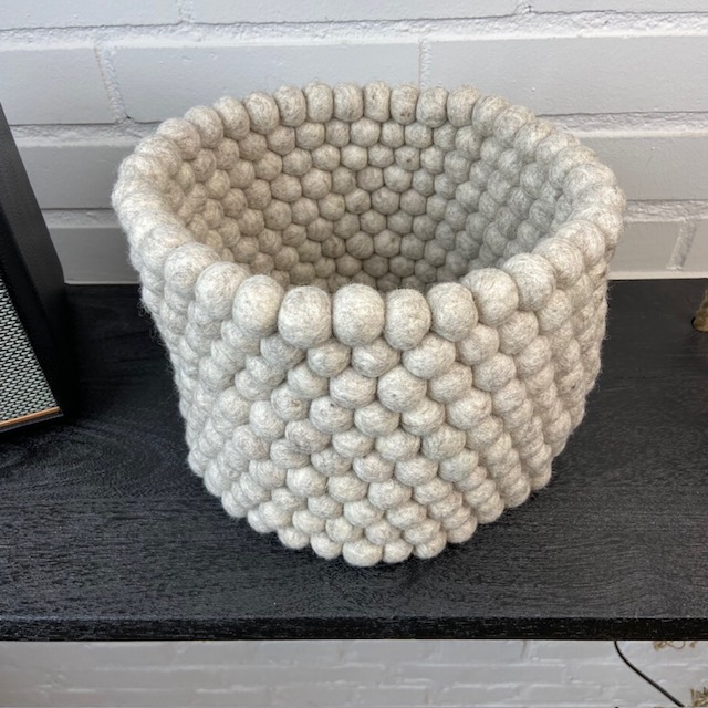 Stor Kruka /  Korg / Behållare / Foder av Ullbollar i Beige - 2