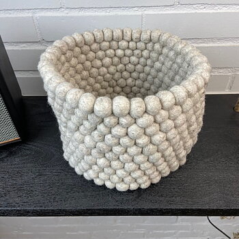 Stor Kruka /  Korg / Behållare / Foder av Ullbollar i Beige
