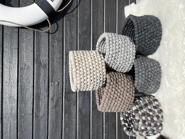Stor Kruka /  Korg / Behållare / Foder av Ullbollar i Beige - 6