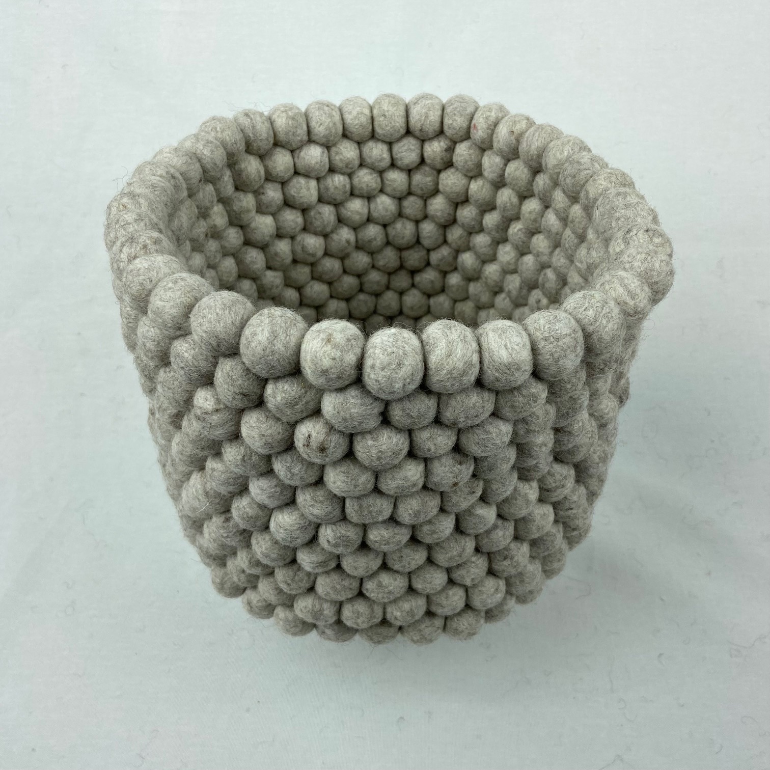 Stor Kruka /  Korg / Behållare / Foder av Ullbollar i Beige - 4