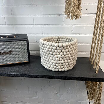 Stor Kruka /  Korg / Behållare / Foder av Ullbollar i Beige