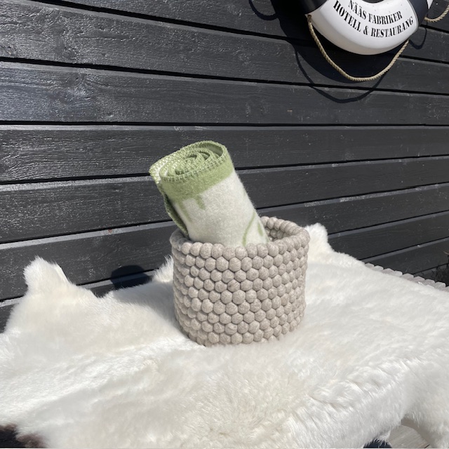 Stor Kruka /  Korg / Behållare / Foder av Ullbollar i Beige - 3