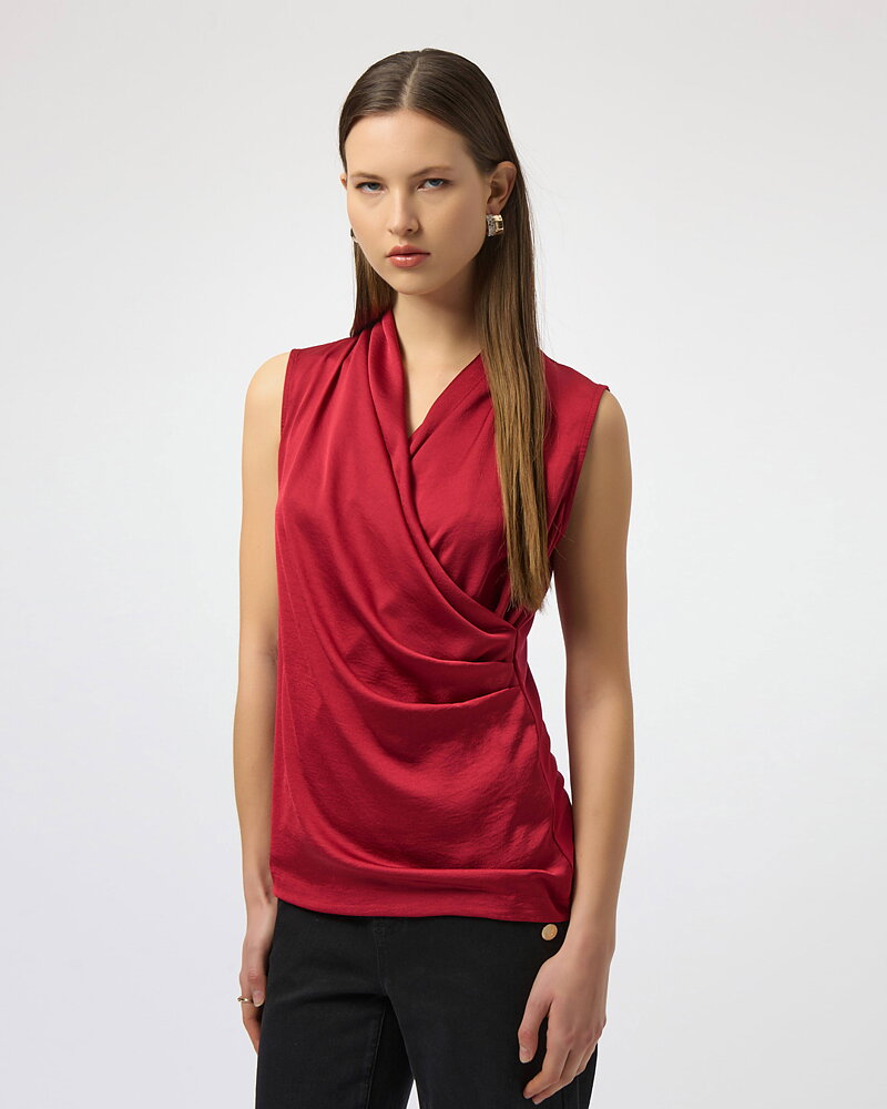 Blus omlott draperad djupröd