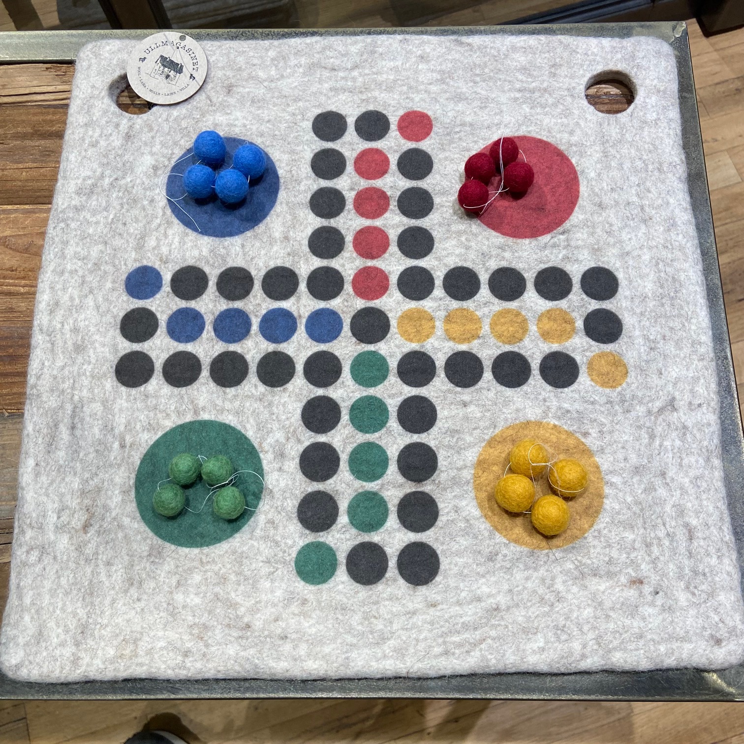 Fia beim Kuscheln auf Wolle!