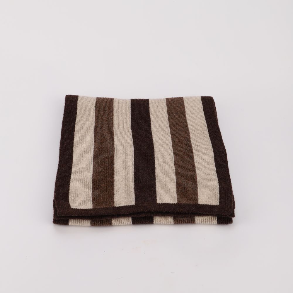 Stickad randig lammullshalsduk i färgen brun