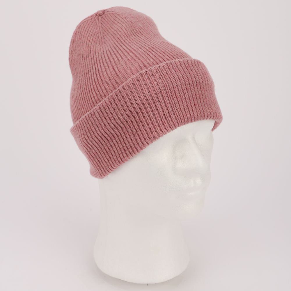 Ribbstickad mössa av lammull i färgen rosa
