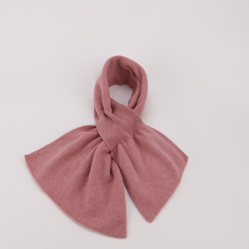Stickad slip-in lammullshalsduk i färgen rosa