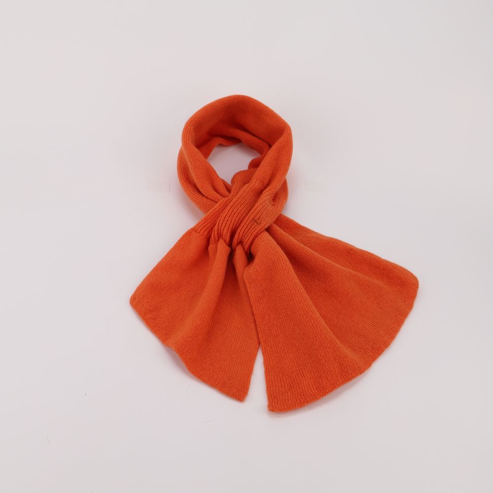Stickad slip-in lammullshalsduk i färgen orange