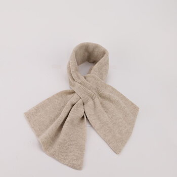 Stickad slip-in lammullshalsduk i färgen beige
