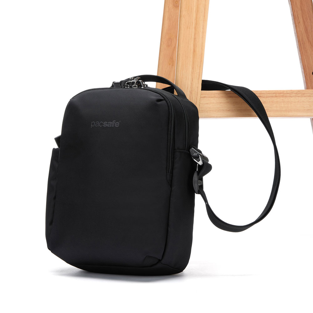 Stöldsäker axelremsväska - PACSAFE V Tour Crossbody Jet Black - 12