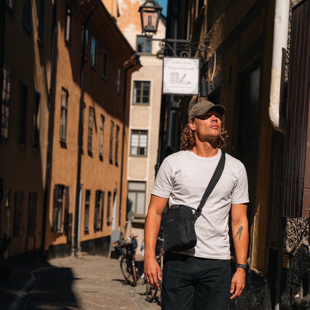 Stöldsäker axelremsväska - PACSAFE V Companion Crossbody Jet Black - 11