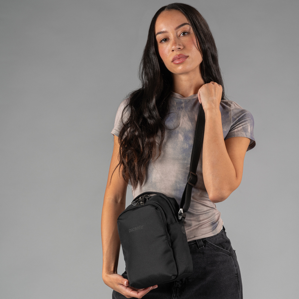 Stöldsäker axelremsväska - PACSAFE V Companion Crossbody Jet Black - 9