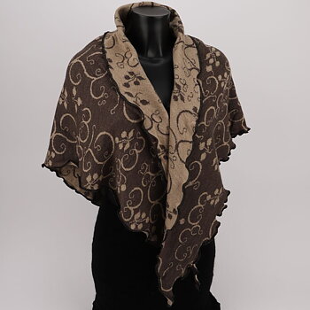 Stickad sjal av merinoull med nyponrosmotiv i färgen brun beige