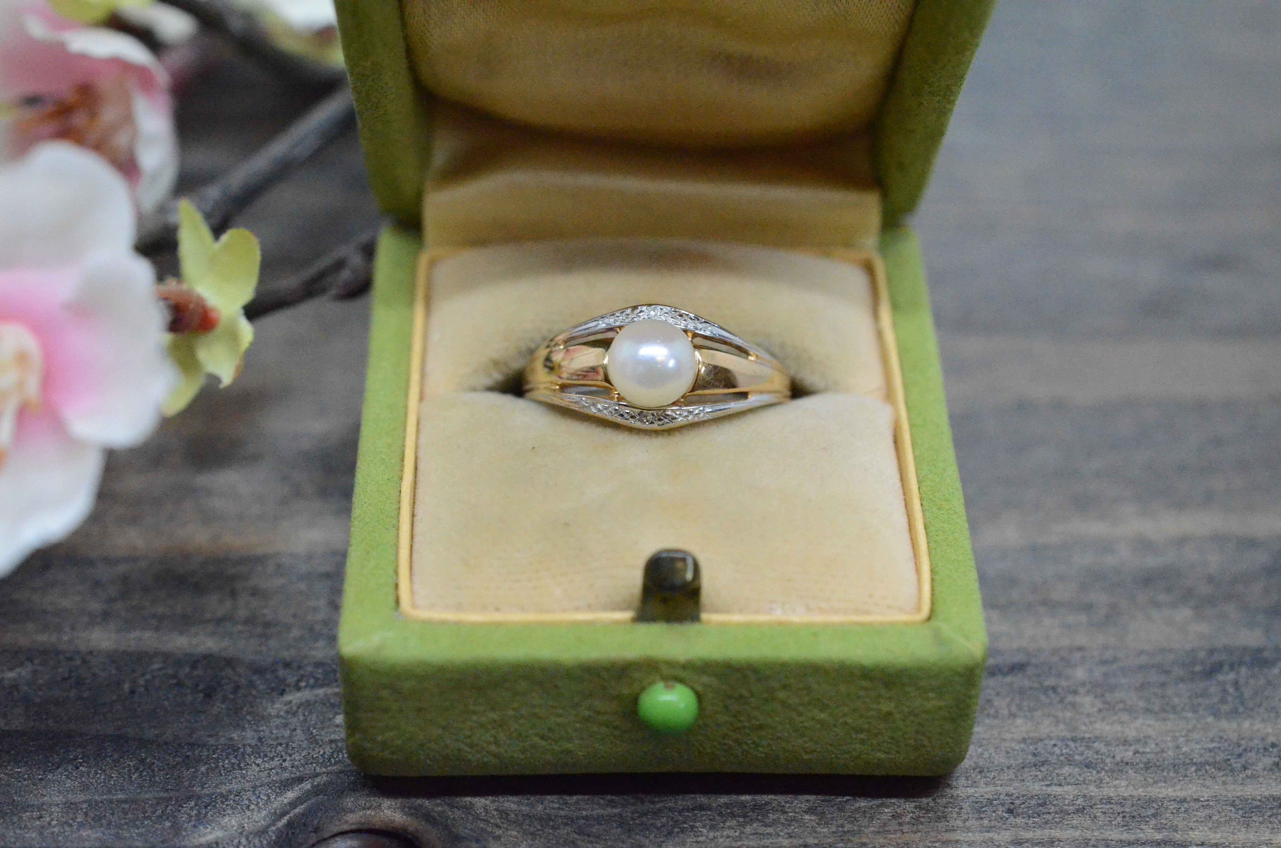 Second Hand 18k ring with cultured freshwater pearl