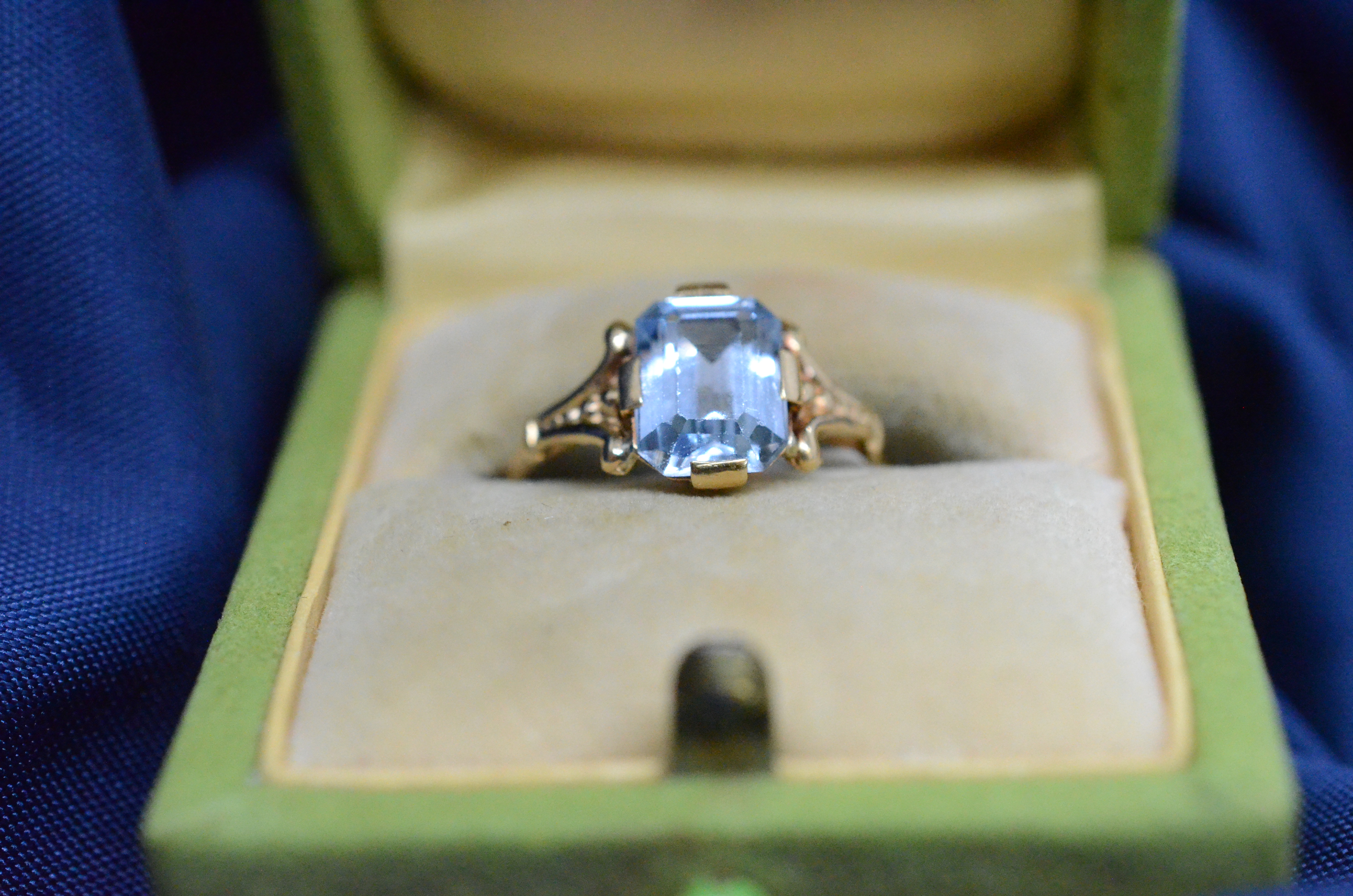 Vintage 18k ring med ljusblå sten, 1949 - 2