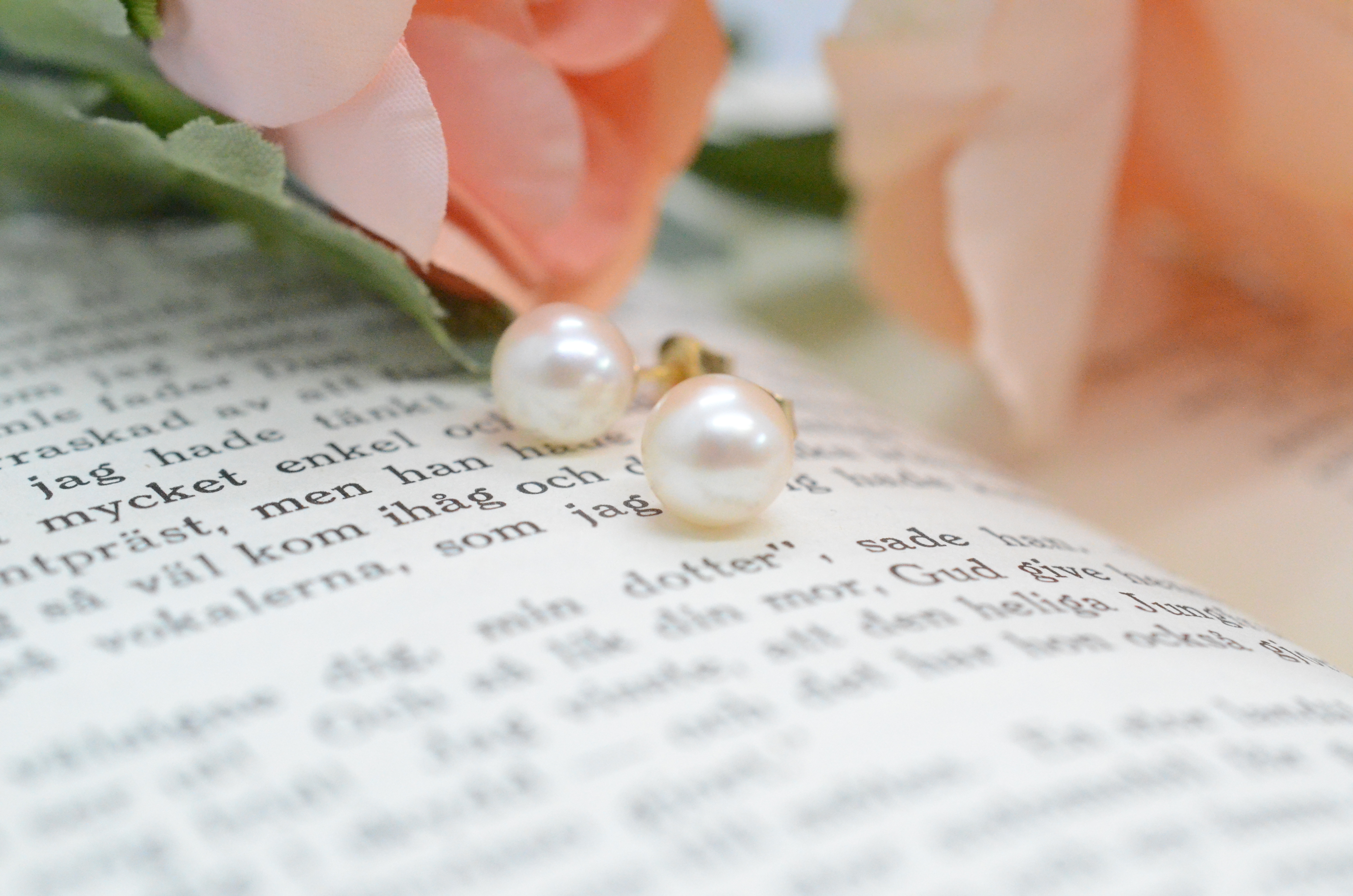 Second Hand 18k earrings with cultured freshwater pearls