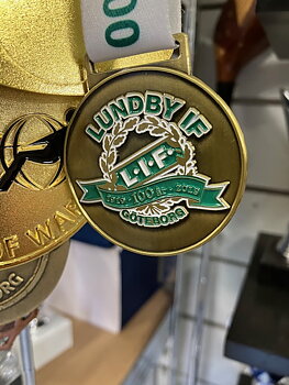 Specialmedalj präglad med emaljfärger - Lundby IF:s 100-årsjubileum