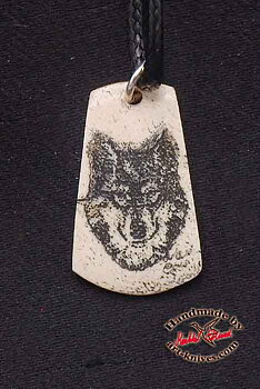 Graverat halsband av älghorn med Varg portrait W10