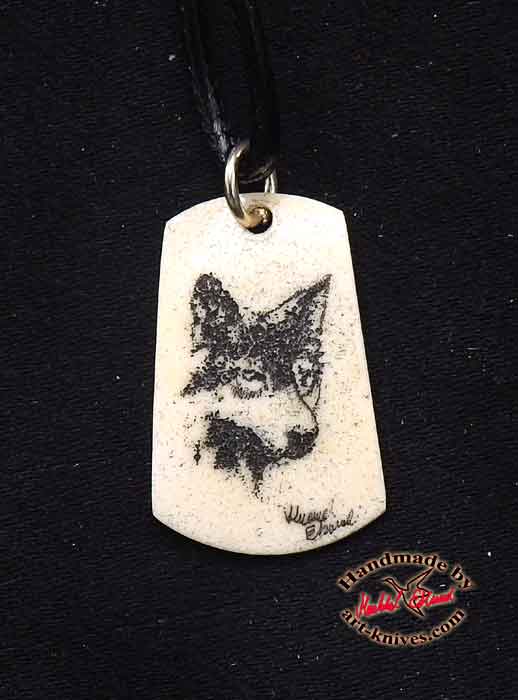 Graverat halsband av älghorn med Varg portrait W12