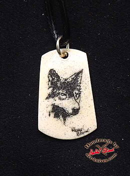 Graverat halsband av älghorn med Varg portrait W12