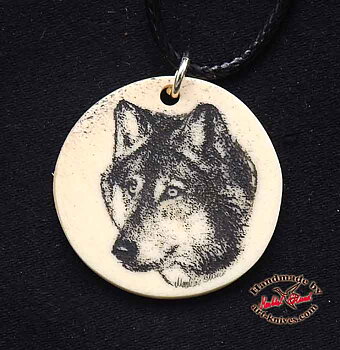 Graverat halsband av älghorn med Varg portrait W8